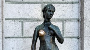 The Julia Capulet statue presented to Munich by Verona.