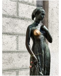 The Julia Capulet statue presented to Munich by Verona.