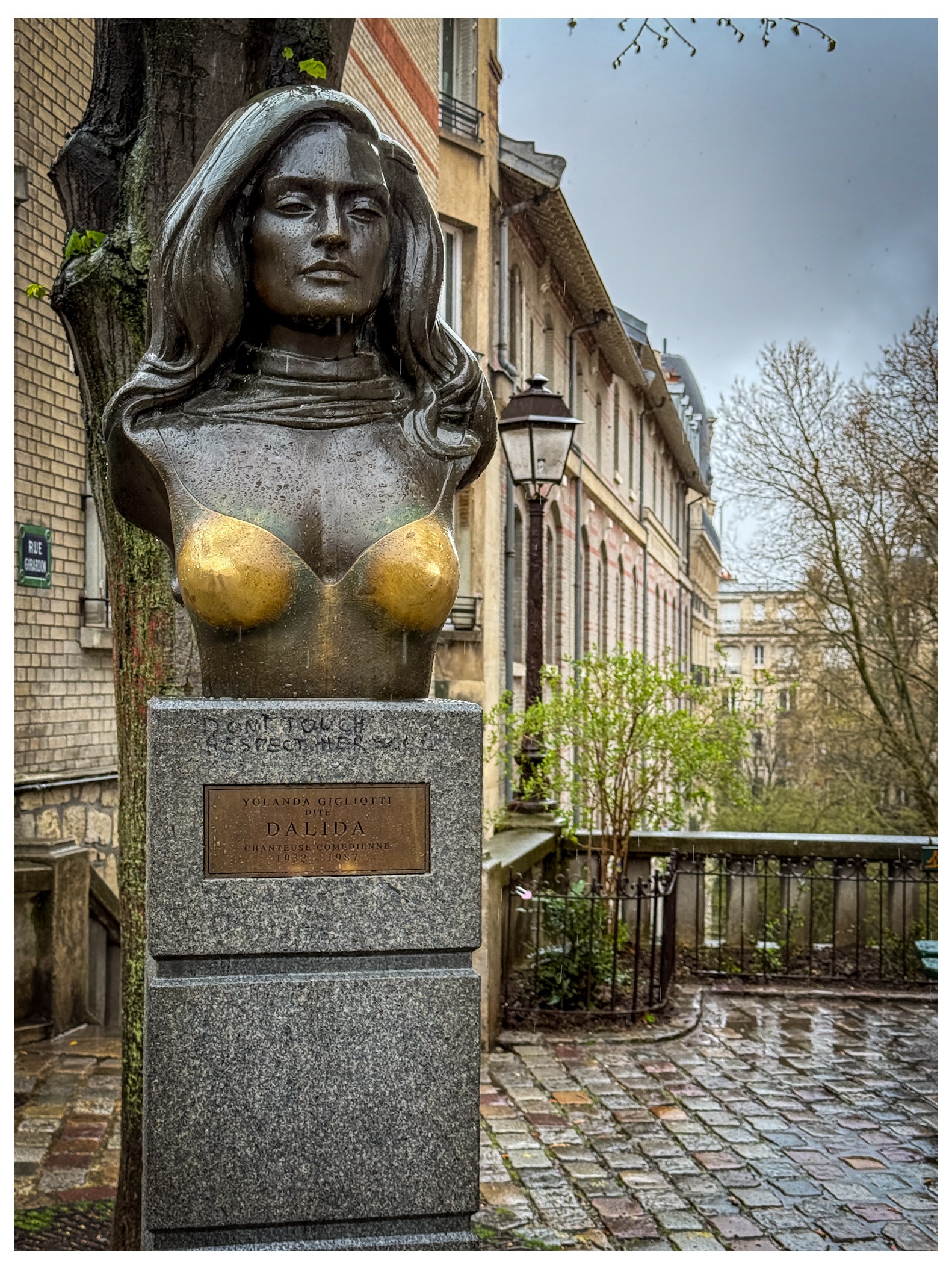 The bust in honour of Dalida